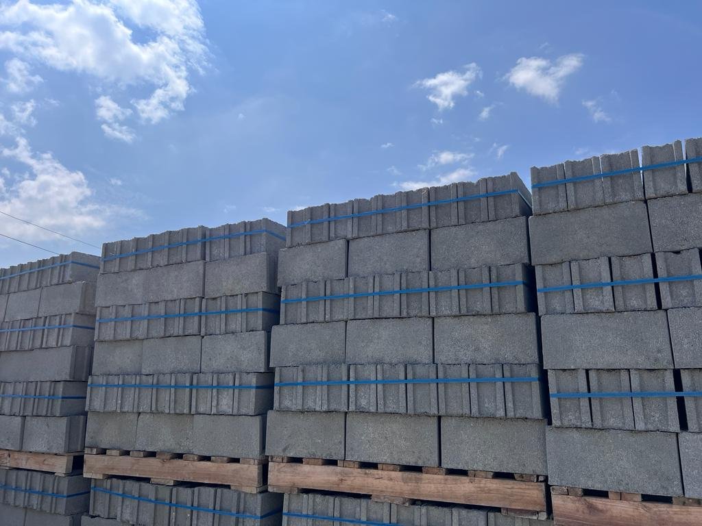 BLOQUE EN CEMENTO LISO